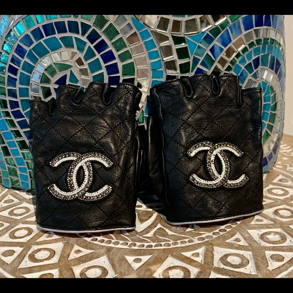 CHANEL authentic driving gloves